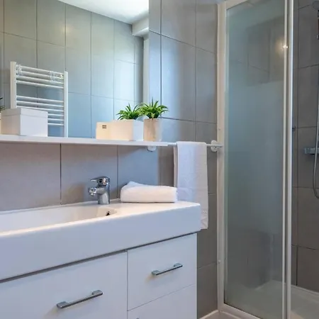 Spacious 2 Bedrooms Near Center *