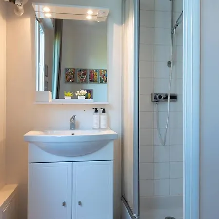 Spacious 2 Bedrooms Near Center Apartment *