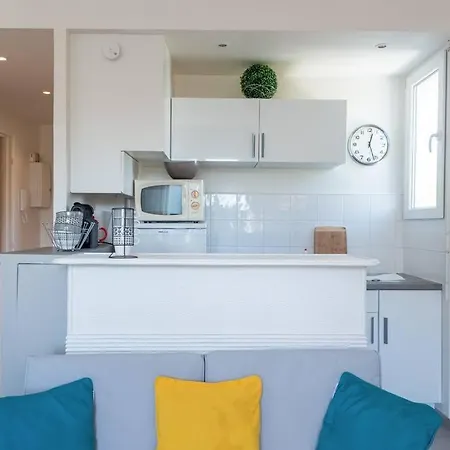 Spacious 2 Bedrooms Near Center *