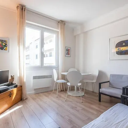 Apartment Spacious 2 Bedrooms Near Center *